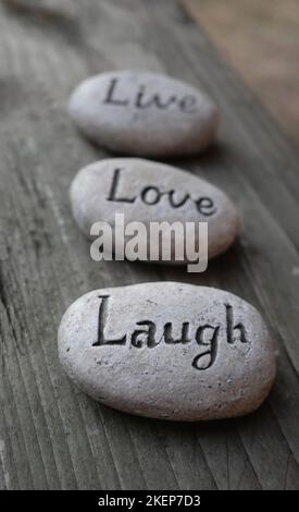 Vivere, amare, ridere decorazione sassolata Foto Stock