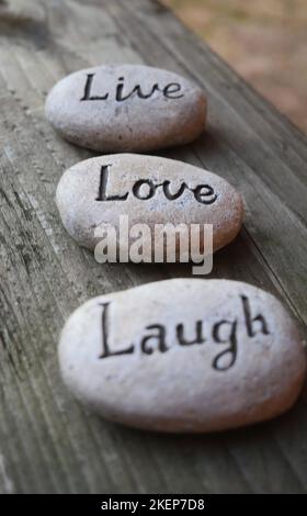 Vivere, amare, ridere decorazione sassolata Foto Stock