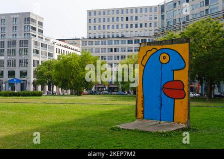 Arte su parte del muro di Berlino, Potsdamer Platz, Berlino, Germania Foto Stock