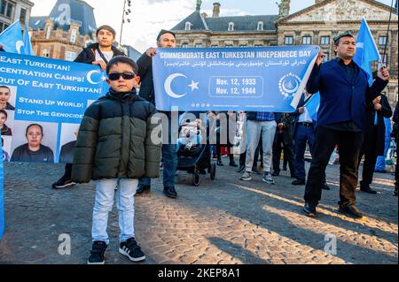 Un piccolo ragazzo di Uighur è visto in piedi davanti agli striscioni a sostegno della gente di Uighur durante un evento per commemorare la 'Giornata Nazionale del Turkistan Orientale'. Il 12th novembre segna la Giornata della Repubblica del Turkistan orientale, La comunità uigura che vive nei Paesi Bassi, conosciuta anche come regione autonoma cinese dello Xinjiang Uighur, ha organizzato un evento per commemorare la "Giornata nazionale del Turkistan orientale" e continuare a combattere contro il governo cinese per riconsegnare la propria indipendenza. Secondo quanto riferito, il governo cinese ha detenuto più di un milione di musulmani nei campi di rieducazione. La maggior parte di t Foto Stock