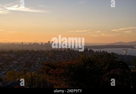 Splendido tramonto sullo skyline di Vancouver durante un giorno di novembre in autunno Foto Stock