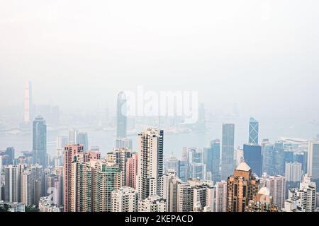 Vista aerea del Victoria Harbour, dello skyline di Hong Kong e di alcune parti di Tsim TSA Tsui come si vede dal picco in una giornata di nebbia; Isola di Hong Kong, Cina Foto Stock