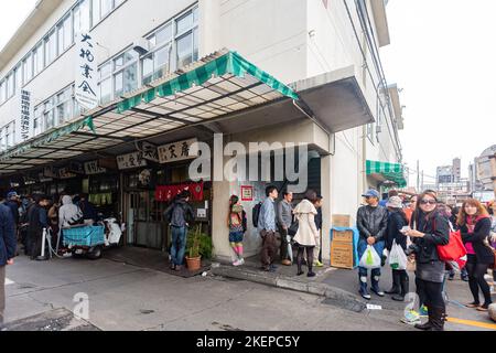 Tokyo, aprile 6 2013 - molte persone stavano aspettando il ristorante a Tsukiji Foto Stock