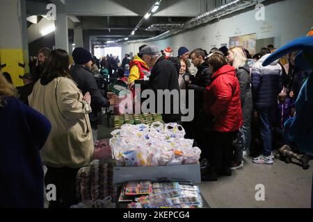 Sfollati interni con i loro figli visti in coda per ricevere pacchi di cibo durante la Giornata di sostegno degli sfollati. Una giornata di sostegno agli sfollati interni, gli sfollati interni hanno avuto luogo nel parcheggio dello stadio di Chernomorets. L'organizzatore è la Fondazione benefica 'Trimai'. Il programma comprende l'emissione di pacchetti alimentari agli sfollati, la raccolta di fondi per le necessità delle forze armate ucraine, la raccolta di cibo per l'alimentazione degli animali abbandonati, un concerto di una banda di ottone 'banda di concerti comunali'. Foto Stock