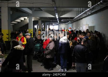 Sfollati interni con i loro figli visti in coda per ricevere pacchi di cibo durante la Giornata di sostegno degli sfollati. Una giornata di sostegno agli sfollati interni, gli sfollati interni hanno avuto luogo nel parcheggio dello stadio di Chernomorets. L'organizzatore è la Fondazione benefica 'Trimai'. Il programma comprende l'emissione di pacchetti alimentari agli sfollati, la raccolta di fondi per le necessità delle forze armate ucraine, la raccolta di cibo per l'alimentazione degli animali abbandonati, un concerto di una banda di ottone 'banda di concerti comunali'. (Foto di Viacheslav Onyshchenko/SOPA Images/Sipa Foto Stock