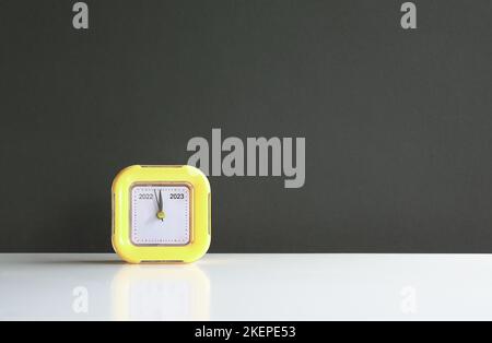 Orologio giallo con 2022 e 2023. Conto alla rovescia per il nuovo anno. Spazio di copia. Foto Stock