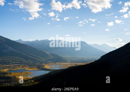 vista dei vermillion laghi da una vista montagna Foto Stock