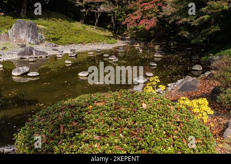 I giardini di Koishikawa Korakuen sono un giardino per passeggiate centrato intorno ad uno stagno, che riflette la preferenza per l'estetica cinese con riproduzioni di paesaggi Foto Stock