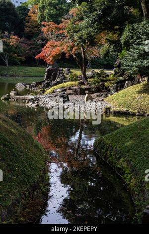 I giardini di Koishikawa Korakuen sono un giardino per passeggiate centrato intorno ad uno stagno, che riflette la preferenza per l'estetica cinese con riproduzioni di paesaggi Foto Stock