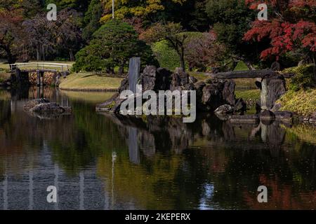 I giardini di Koishikawa Korakuen sono un giardino per passeggiate centrato intorno ad uno stagno, che riflette la preferenza per l'estetica cinese con riproduzioni di paesaggi Foto Stock