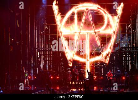 Dusseldorf, Germania. 13th Nov 2022. 13th novembre 2022, Dusseldorf, Germania. Muse si esibiscono presso gli MTV European Music Awards, PSD Bank Dome. Credit: Doug Peters/Alamy Live News Foto Stock