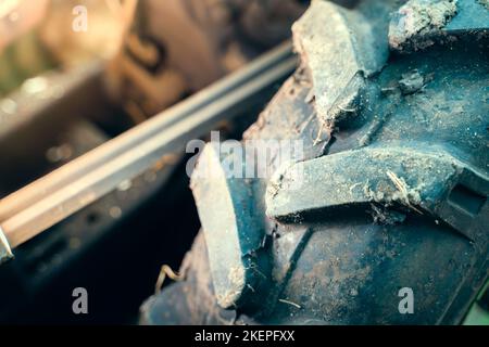 Battistrada in gomma volumetrico su un primo piano delle ruote del trattore. Battistrada di fango per una maggiore flottazione sulle macchine agricole Foto Stock