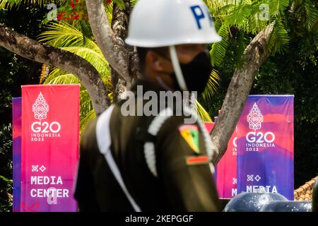 Nusa Dua, Indonesia. 14th Nov 2022. Un membro della polizia militare indonesiana si trova fuori dal centro dei media del vertice del G20. L'incontro del gruppo G20, i paesi industrializzati più forti e le economie emergenti, si terrà il 15 e 16 novembre. Credit: Christoph Soeder/dpa/Alamy Live News Foto Stock