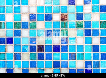 Sfondo astratto dalle tessere di mosaico da parete in tonalità blu Foto Stock