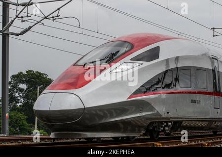 11 novembre 2022, Bandung, West Java, Indonesia: Il treno ad alta velocità (KCJB) Jakarta-Bandung o le unità elettriche multiple (EMU) sono viste essere testate prima di un'ispezione da parte del presidente indonesiano Joko Widodo e del suo omologo cinese Xi Jinping dopo il vertice del G20 del 16 novembre la stazione ferroviaria veloce di Jakarta-Bandung Tegalluar, Bandung. Credit: Algi Febri Sugita/AFLO/Alamy Live News Foto Stock