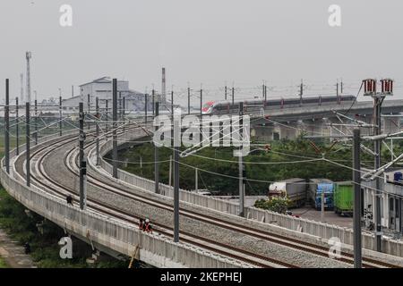 11 novembre 2022, Bandung, West Java, Indonesia: Il treno ad alta velocità (KCJB) Jakarta-Bandung o le unità elettriche multiple (EMU) sono viste essere testate prima di un'ispezione da parte del presidente indonesiano Joko Widodo e del suo omologo cinese Xi Jinping dopo il vertice del G20 del 16 novembre la stazione ferroviaria veloce di Jakarta-Bandung Tegalluar, Bandung. Credit: Algi Febri Sugita/AFLO/Alamy Live News Foto Stock