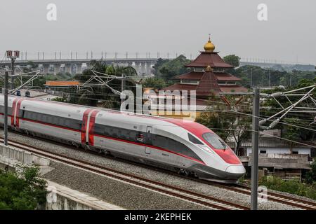 11 novembre 2022, Bandung, West Java, Indonesia: Il treno ad alta velocità (KCJB) Jakarta-Bandung o le unità elettriche multiple (EMU) sono viste essere testate prima di un'ispezione da parte del presidente indonesiano Joko Widodo e del suo omologo cinese Xi Jinping dopo il vertice del G20 del 16 novembre la stazione ferroviaria veloce di Jakarta-Bandung Tegalluar, Bandung. Credit: Algi Febri Sugita/AFLO/Alamy Live News Foto Stock