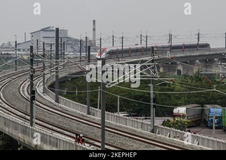 11 novembre 2022, Bandung, West Java, Indonesia: Il treno ad alta velocità (KCJB) Jakarta-Bandung o le unità elettriche multiple (EMU) sono viste essere testate prima di un'ispezione da parte del presidente indonesiano Joko Widodo e del suo omologo cinese Xi Jinping dopo il vertice del G20 del 16 novembre la stazione ferroviaria veloce di Jakarta-Bandung Tegalluar, Bandung. Credit: Algi Febri Sugita/AFLO/Alamy Live News Foto Stock