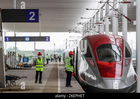 11 novembre 2022, Bandung, West Java, Indonesia: Il treno ad alta velocità (KCJB) Jakarta-Bandung o le unità elettriche multiple (EMU) sono viste essere testate prima di un'ispezione da parte del presidente indonesiano Joko Widodo e del suo omologo cinese Xi Jinping dopo il vertice del G20 del 16 novembre la stazione ferroviaria veloce di Jakarta-Bandung Tegalluar, Bandung. Credit: Algi Febri Sugita/AFLO/Alamy Live News Foto Stock