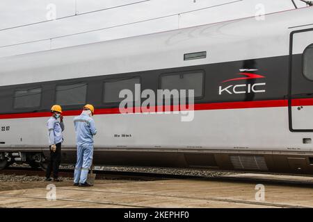 11 novembre 2022, Bandung, West Java, Indonesia: Il treno ad alta velocità (KCJB) Jakarta-Bandung o le unità elettriche multiple (EMU) sono viste essere testate prima di un'ispezione da parte del presidente indonesiano Joko Widodo e del suo omologo cinese Xi Jinping dopo il vertice del G20 del 16 novembre la stazione ferroviaria veloce di Jakarta-Bandung Tegalluar, Bandung. Credit: Algi Febri Sugita/AFLO/Alamy Live News Foto Stock