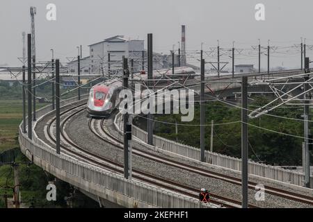 11 novembre 2022, Bandung, West Java, Indonesia: Il treno ad alta velocità (KCJB) Jakarta-Bandung o le unità elettriche multiple (EMU) sono viste essere testate prima di un'ispezione da parte del presidente indonesiano Joko Widodo e del suo omologo cinese Xi Jinping dopo il vertice del G20 del 16 novembre la stazione ferroviaria veloce di Jakarta-Bandung Tegalluar, Bandung. Credit: Algi Febri Sugita/AFLO/Alamy Live News Foto Stock