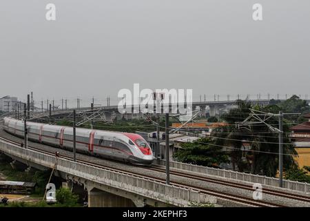 11 novembre 2022, Bandung, West Java, Indonesia: Il treno ad alta velocità (KCJB) Jakarta-Bandung o le unità elettriche multiple (EMU) sono viste essere testate prima di un'ispezione da parte del presidente indonesiano Joko Widodo e del suo omologo cinese Xi Jinping dopo il vertice del G20 del 16 novembre la stazione ferroviaria veloce di Jakarta-Bandung Tegalluar, Bandung. Credit: Algi Febri Sugita/AFLO/Alamy Live News Foto Stock