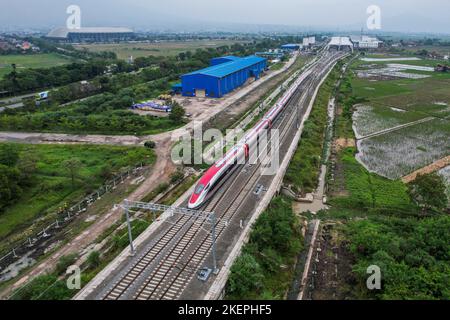 11 novembre 2022, Bandung, West Java, Indonesia: Il treno ad alta velocità (KCJB) Jakarta-Bandung o le unità elettriche multiple (EMU) sono viste essere testate prima di un'ispezione da parte del presidente indonesiano Joko Widodo e del suo omologo cinese Xi Jinping dopo il vertice del G20 del 16 novembre la stazione ferroviaria veloce di Jakarta-Bandung Tegalluar, Bandung. Credit: Algi Febri Sugita/AFLO/Alamy Live News Foto Stock