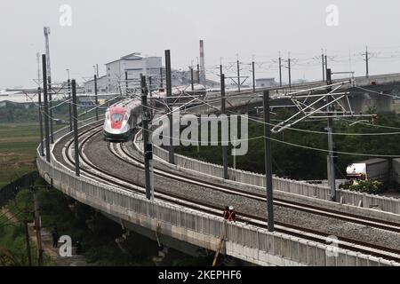 11 novembre 2022, Bandung, West Java, Indonesia: Il treno ad alta velocità (KCJB) Jakarta-Bandung o le unità elettriche multiple (EMU) sono viste essere testate prima di un'ispezione da parte del presidente indonesiano Joko Widodo e del suo omologo cinese Xi Jinping dopo il vertice del G20 del 16 novembre la stazione ferroviaria veloce di Jakarta-Bandung Tegalluar, Bandung. Credit: Algi Febri Sugita/AFLO/Alamy Live News Foto Stock