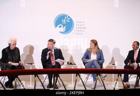 Parigi, Francia. 11th Nov 2022. Chen Zhu (2nd, L), vice presidente del Comitato permanente del Congresso nazionale del popolo cinese, ha tenuto un discorso chiave durante un dialogo ad alto livello del Forum di pace di Parigi a Parigi, in Francia, 11 novembre 2022. Su invito della Francia, Chen ha partecipato alla cerimonia di apertura della quinta edizione del forum venerdì. Credit: Gao Jing/Xinhua/Alamy Live News Foto Stock