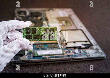 Memoria ad accesso casuale per la sostituzione al computer portatile. Aumentare la quantità di RAM nel computer. ddr 3 ddr 4 Foto Stock