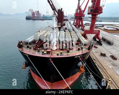 LIANYUNGANG, CINA - 14 NOVEMBRE 2022 - la foto aerea mostra le navi da carico che caricano i camion di riempimento speciali per l'esportazione in Africa ad un molo in Lianyungang C. Foto Stock