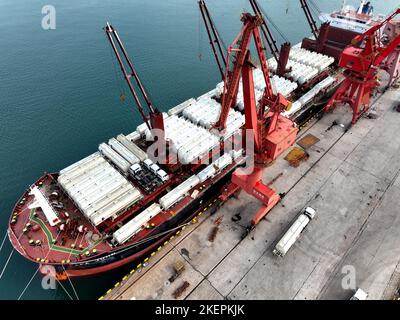 LIANYUNGANG, CINA - 14 NOVEMBRE 2022 - la foto aerea mostra le navi da carico che caricano i camion di riempimento speciali per l'esportazione in Africa ad un molo in Lianyungang C. Foto Stock