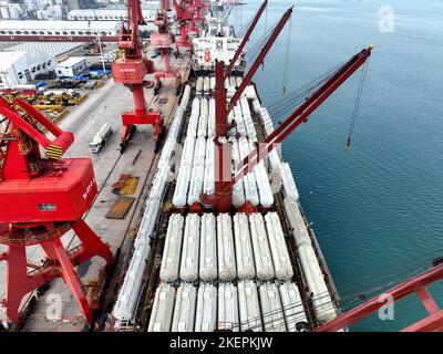 LIANYUNGANG, CINA - 14 NOVEMBRE 2022 - la foto aerea mostra le navi da carico che caricano i camion di riempimento speciali per l'esportazione in Africa ad un molo in Lianyungang C. Foto Stock