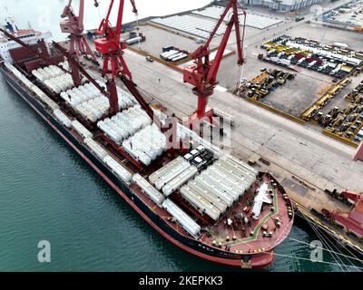 LIANYUNGANG, CINA - 14 NOVEMBRE 2022 - la foto aerea mostra le navi da carico che caricano i camion di riempimento speciali per l'esportazione in Africa ad un molo in Lianyungang C. Foto Stock