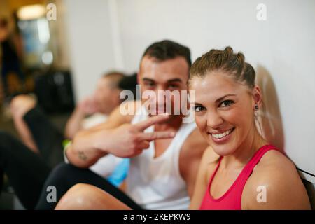 Un gruppo di persone che si rilassano in palestra dopo un allenamento. Foto Stock