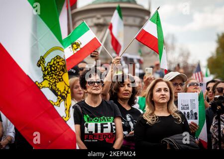 Washington, Stati Uniti. 12th Nov 2022. La gente partecipa a un rally e a una marcia per Mahsa (Zhina) Amini e le persone che protestano per la sua morte in Iran. Dopo il vero, la gente ha marciato oltre alcune ambasciate e ha inviato grandi segnali per chiedere la loro solidarietà e assistenza. Amini morì il 16 settembre 2022, in custodia della polizia morale iraniana dopo che fu arrestata per 'impropriamente' indossando un hijab, suscitando proteste in Iran e in tutto il mondo. (Foto di Allison Bailey/SOPA Images/Sipa USA) Credit: Sipa USA/Alamy Live News Foto Stock