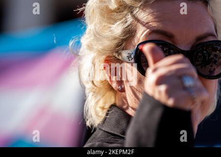 Washington, Stati Uniti. 07th Nov 2022. La bandiera trans orgoglio di un contro-protester vola dietro l'attivista britannico Kellie-Jay entusiasta del suo anti-trans 'Free Speech for Women' evento al Lincoln Memorial. Keen e il suo gruppo, Standing for Women, si oppongono a politiche, lingue e sport inclusivi e affermanti. Washington, DC, è stata la 9th delle 11 città del tour, e l'evento ha attirato circa 20 persone, e un numero simile di contro-manifestanti. (Foto di Allison Bailey/SOPA Images/Sipa USA) Credit: Sipa USA/Alamy Live News Foto Stock