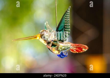 Artigianato colorato vetro arte, appeso uccello decorazione a casa articolo, artigianale. Foto Stock