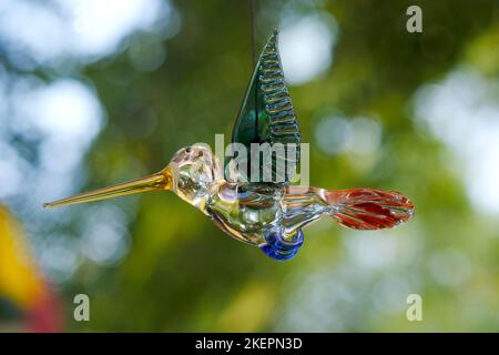 Artigianato colorato vetro arte, appeso uccello decorazione a casa articolo, artigianale. Foto Stock