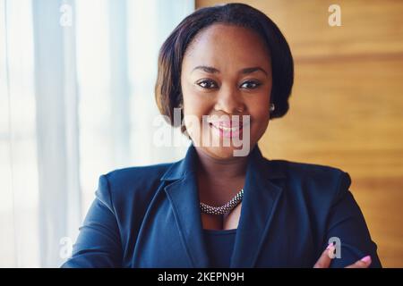 Le cose grandi non vengono mai dalle zone di comodità. Ritratto di una donna d'affari fiduciosa in piedi nel suo ufficio. Foto Stock