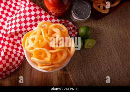 Chicharrones de Harina. Conosciuti anche come duros, duritos, ruote messicane del carro o pinnewheels, sono uno spuntino molto popolare fatto dalla farina, comunemente accom Foto Stock