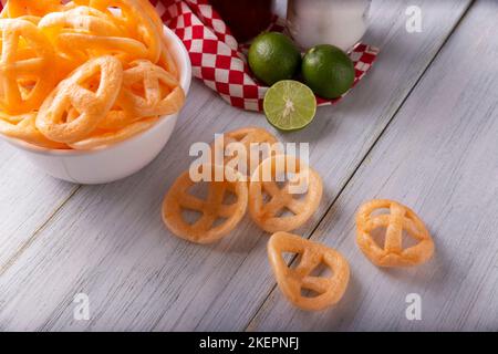 Chicharrones de Harina. Conosciuti anche come duros, duritos, ruote messicane del carro o pinnewheels, sono uno spuntino molto popolare fatto dalla farina, comunemente accom Foto Stock