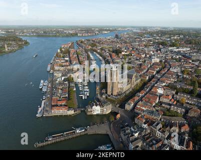 Centro di Dordrecht, Dordt, Olanda del Sud, skyline dei Paesi Bassi lungo il canale del fiume Oude Maas. Grote Kerk e patrimonio storico tradizionale Foto Stock