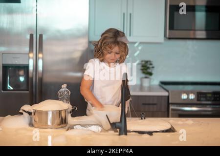 Stoviglie per bambini con spugna. Pulizia dei materiali di consumo. Contribuire alla pulizia. Obblighi di pulizia. Piatti di lavaggio per bambini. Piccola governante. Lavaggio bambini e. Foto Stock