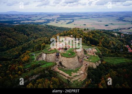 Fortezza di Srebrna Gora e montagne Sudety nella stagione autunnale, vista aerea dei droni. Forte militare punto di riferimento per i turisti nella bassa Slesia, Polonia Foto Stock