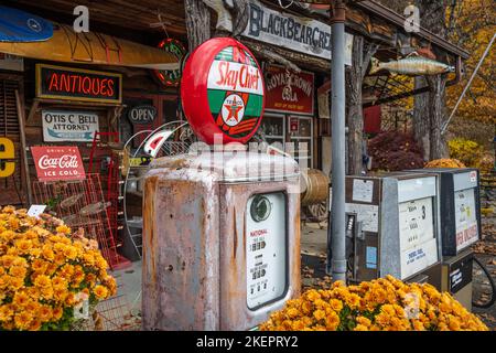 Pompa a gas Vintage Texaco Sky Chief presso Black Bear Creek Antiques vicino al lago Burton nelle montagne della Georgia nord-orientale vicino a Clayton, Georgia. (USA) Foto Stock