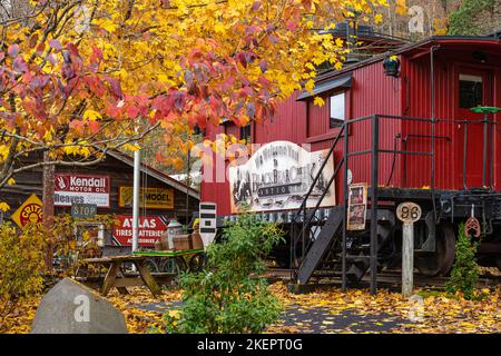 Sistemazione in caboose rosso presso Black Bear Creek Antiques vicino a Clayton e al lago Burton nella contea di Rabun, Georgia. (USA) Foto Stock