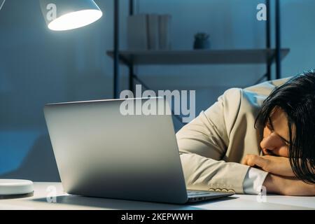 lavoro tardivo uomo stanco progetto deadline ufficio Foto Stock