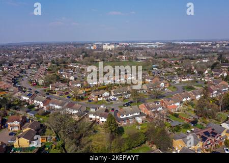 Foto del file datata 27/03/20 di una veduta aerea di Leverstock Green, vicino a Hemel Hempstead. Il prezzo medio di una casa è sceso di più di £4.000 nel mese di novembre rispetto al mese precedente, secondo un sito web di proprietà. In tutta la Gran Bretagna, il prezzo medio di una casa di recente commercializzazione nel mese di novembre è di £ 366.999, ha detto Rightmove. Data di emissione: Lunedì 14 novembre 2022. Foto Stock