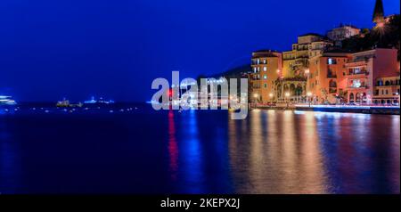Vista sul mare di case tradizionali colorate e il Mar Mediterraneo nel centro storico di Villefranche sur Mer sulla Costa Azzurra, nel sud della Francia al tramonto Foto Stock